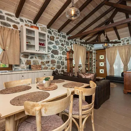 Eleni's Stone House Ferienhaus *
